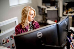 orases employee at desk