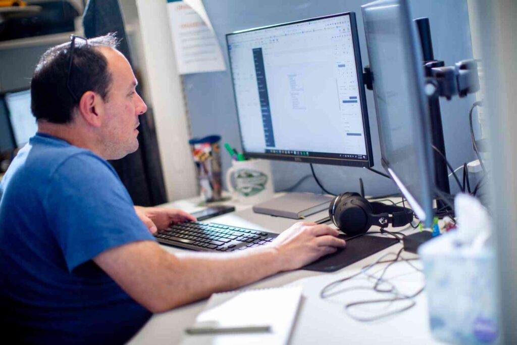 orases employee at desk