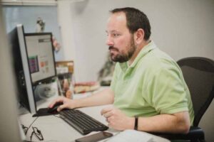 orases employee at desk