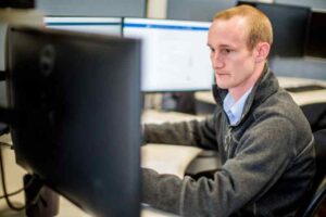 orases employee at desk