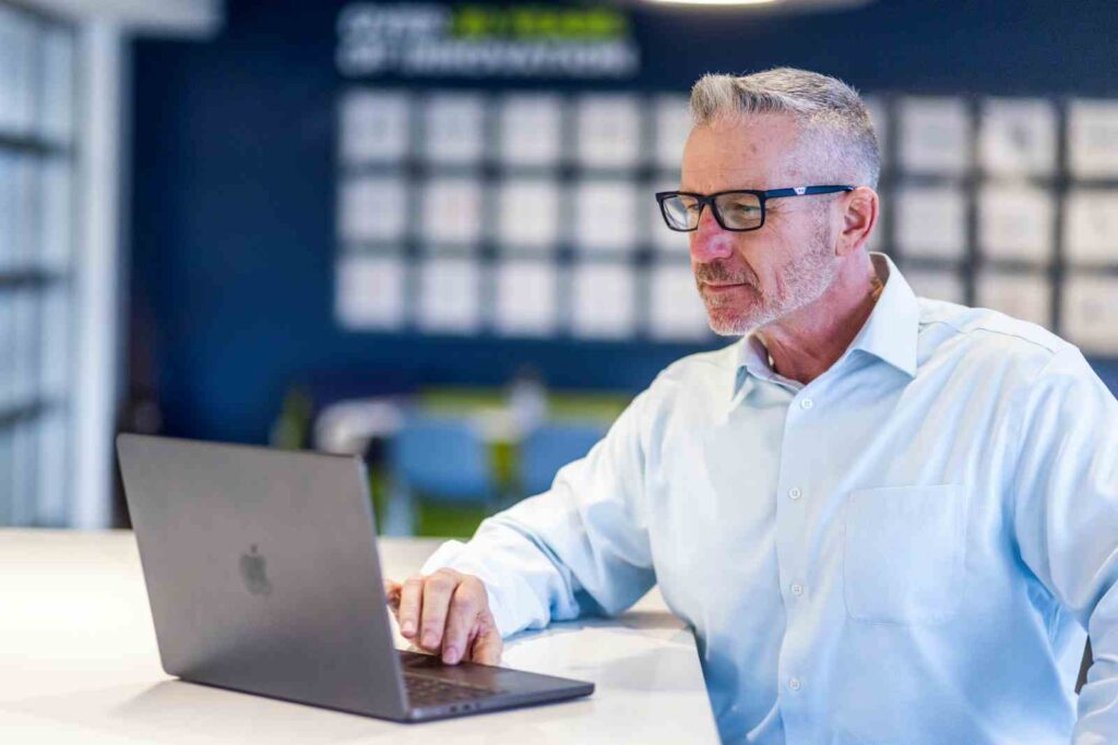 orases employee at desk
