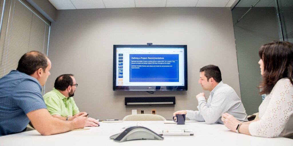 orases members during new project presentation
